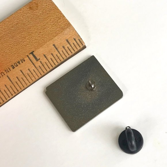 THE HOBBIT Book Shaped Collectible Enamel Pin NEW! 301B2 - Picture 3 of 5